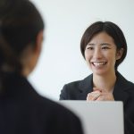 採用の面接を受ける女性