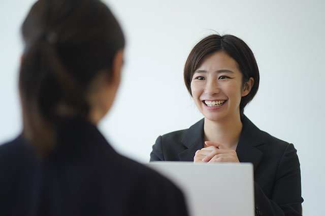 採用の面接を受ける女性