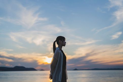 海を背景にする女性