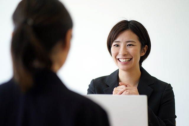 面接を受ける女性