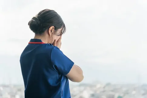 屋上で泣く看護師