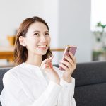 スマホで求人を探す女性