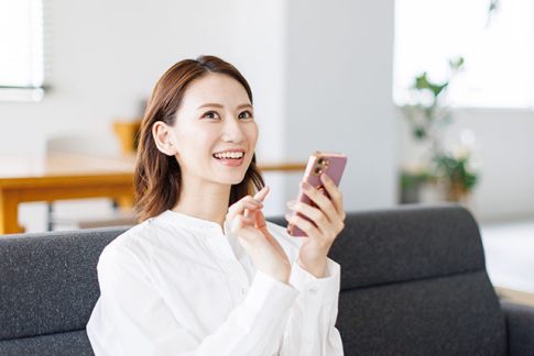 スマホで求人を探す女性