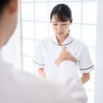 医師から叱責を受ける看護師