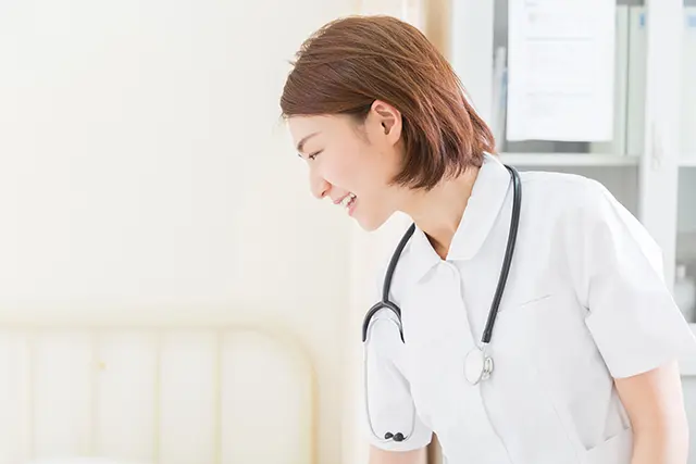 勤務中の看護師
