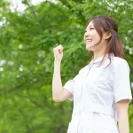 ガッツポーズをする看護師