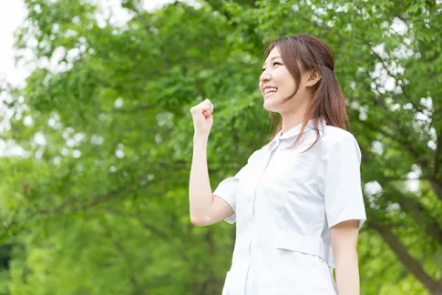 ガッツポーズをする看護師