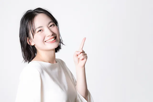 ポイントを指す女性
