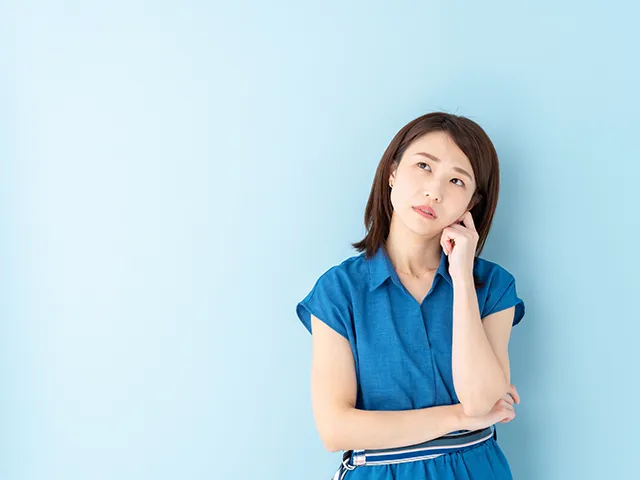 悩む女性