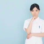 考える看護師