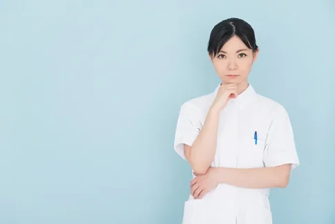 考える看護師