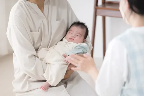訪問する助産師