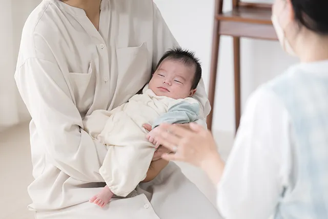 訪問する助産師