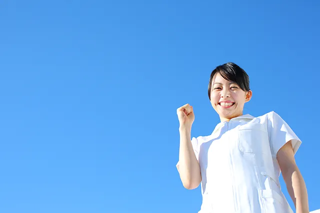 ガッツポーズをする看護師