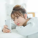 スマホで求人を探す女性