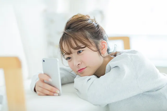 スマホで求人を探す女性