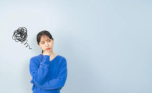 悩む女性