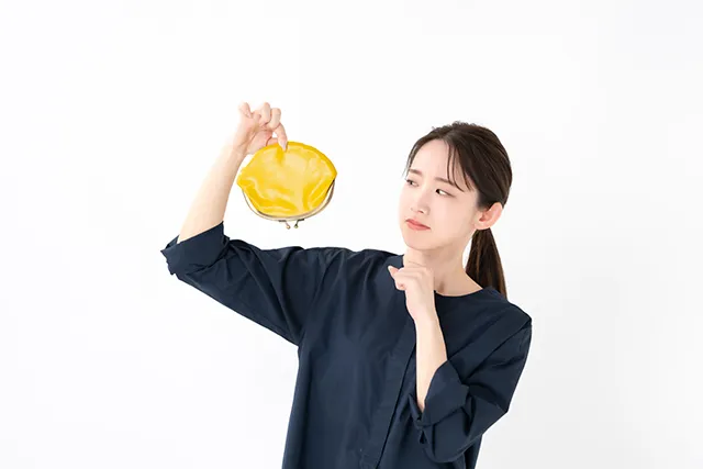 財布が空の女性