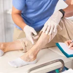 フットケアを学ぶ看護師