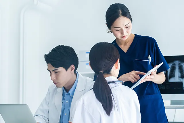 医師とコミュニケーションをとる看護師