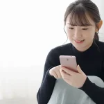 スマホで探す女性