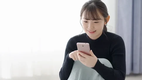 スマホで探す女性