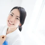 笑顔で上を向く女性看護師