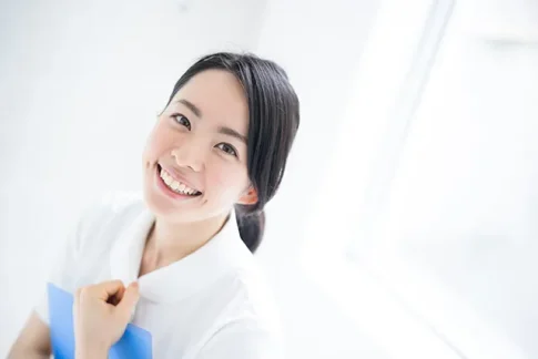 笑顔で上を向く女性看護師