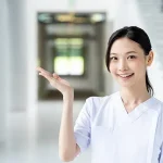 説明をする看護師