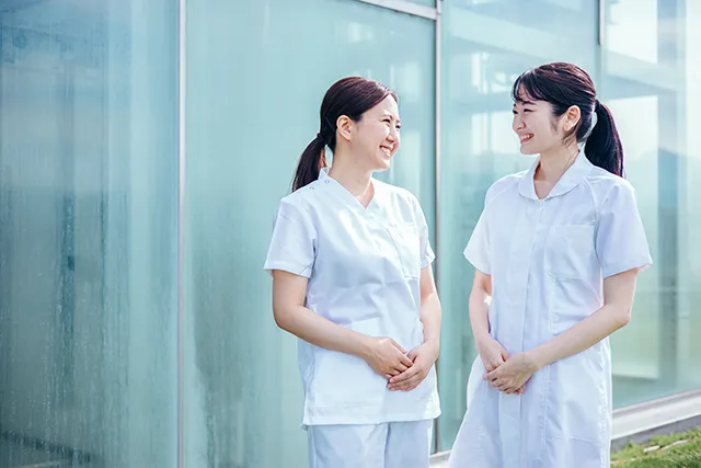 談笑をする2人の看護師