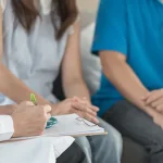 カウンセリングを受ける夫婦