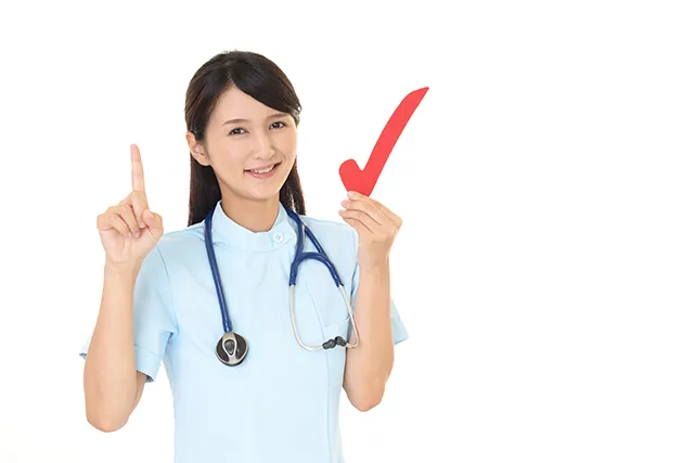 チェックをする看護師