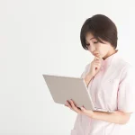 パソコンを手に悩む看護師