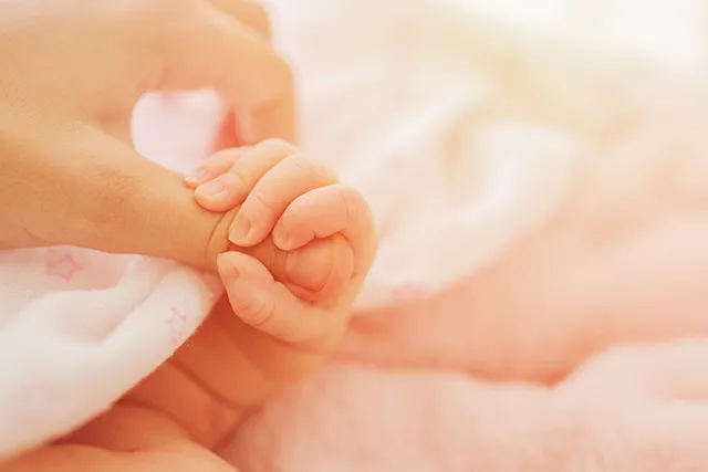 指をつかむ赤ちゃんんの手