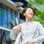 笑顔で歩く中年女性