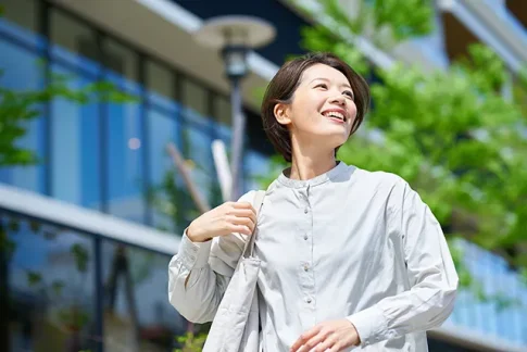 笑顔で歩く中年女性