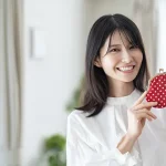 財布を持つ女性