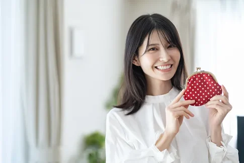 財布を持つ女性