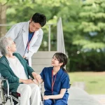 車椅子の患者と医療従事者