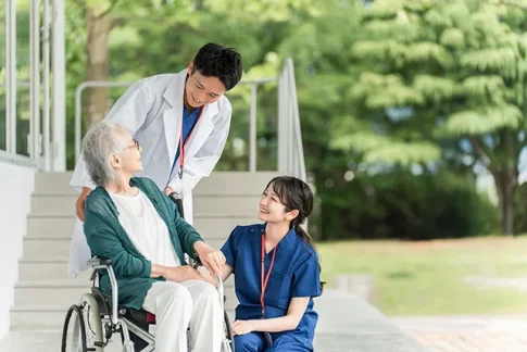 車椅子の患者と医療従事者