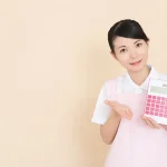 電卓を持つ助産師イメージ