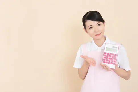 電卓を持つ助産師イメージ