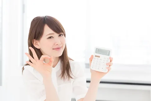 電卓を持つ女性