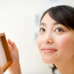 カレンダーを手にする女性