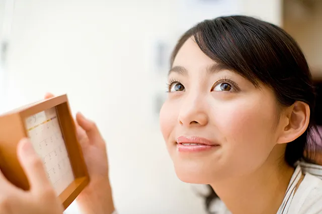 カレンダーを手にする女性
