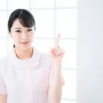 ポイントを説明する看護師