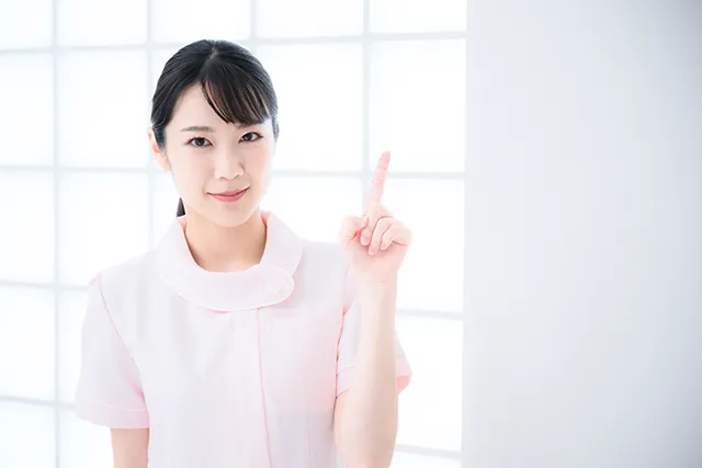 ポイントを説明する看護師