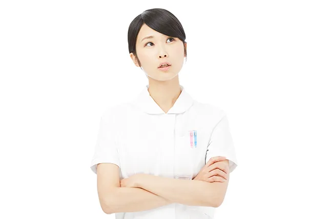 考える看護師