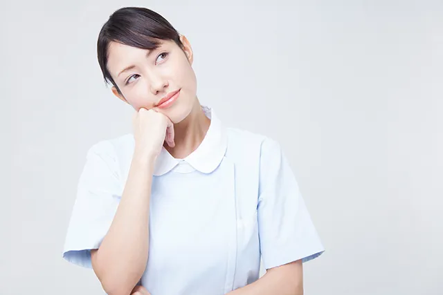 考える看護師