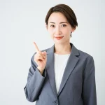 説明をするスーツの女性
